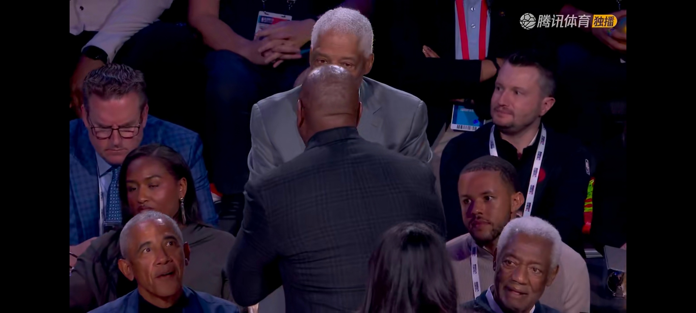 魔术师约翰逊分别与奥巴马“ J博士”朱丽叶斯欧文以及“大O”奥斯卡罗伯特森致意2