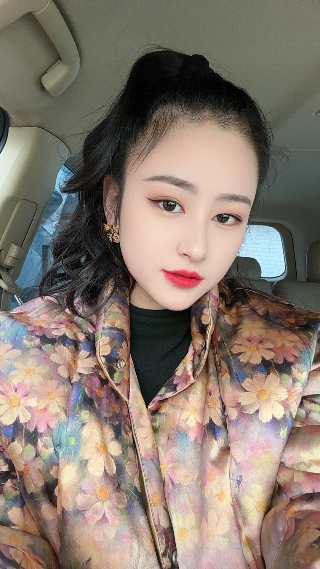 被人民日报这段话暖到了：不管你有多么喜欢一个人，都不要纠结她能陪你多久...