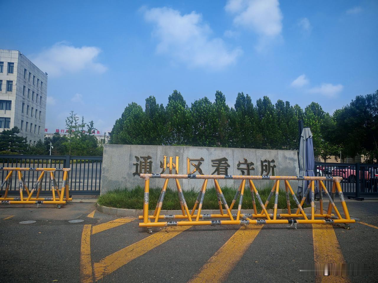 是这样，律师预约会见，只能严格按照预约的时间进行会见。比如预约到了下午，上午临时