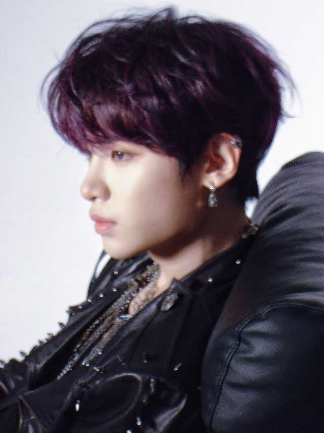 黄明昊被快门暂存的时刻 黄明昊被快门暂存的时刻 脸在江山在， 不管什么风格的造型