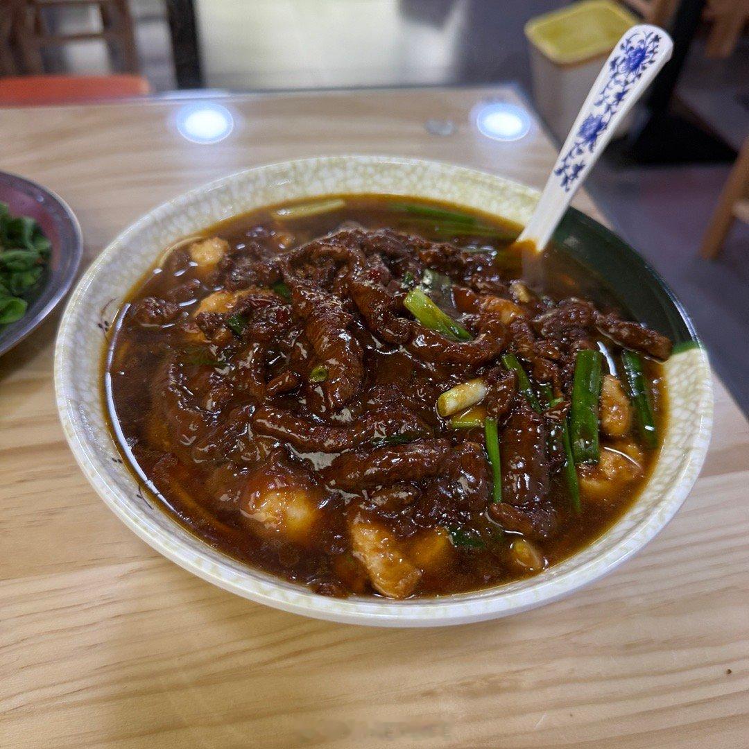 虾酱辣肉丝本帮面，最近一直来吃，太上头太好吃了[并不简单][赞]  ​​​