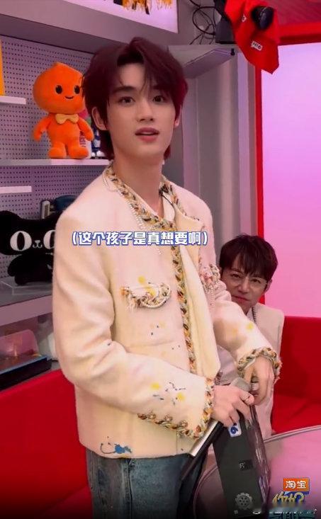 何炅夸丁程鑫是时团里唱跳俱佳形象最好你好星期六 丁程鑫想入手御剑玩具成“全村亮点