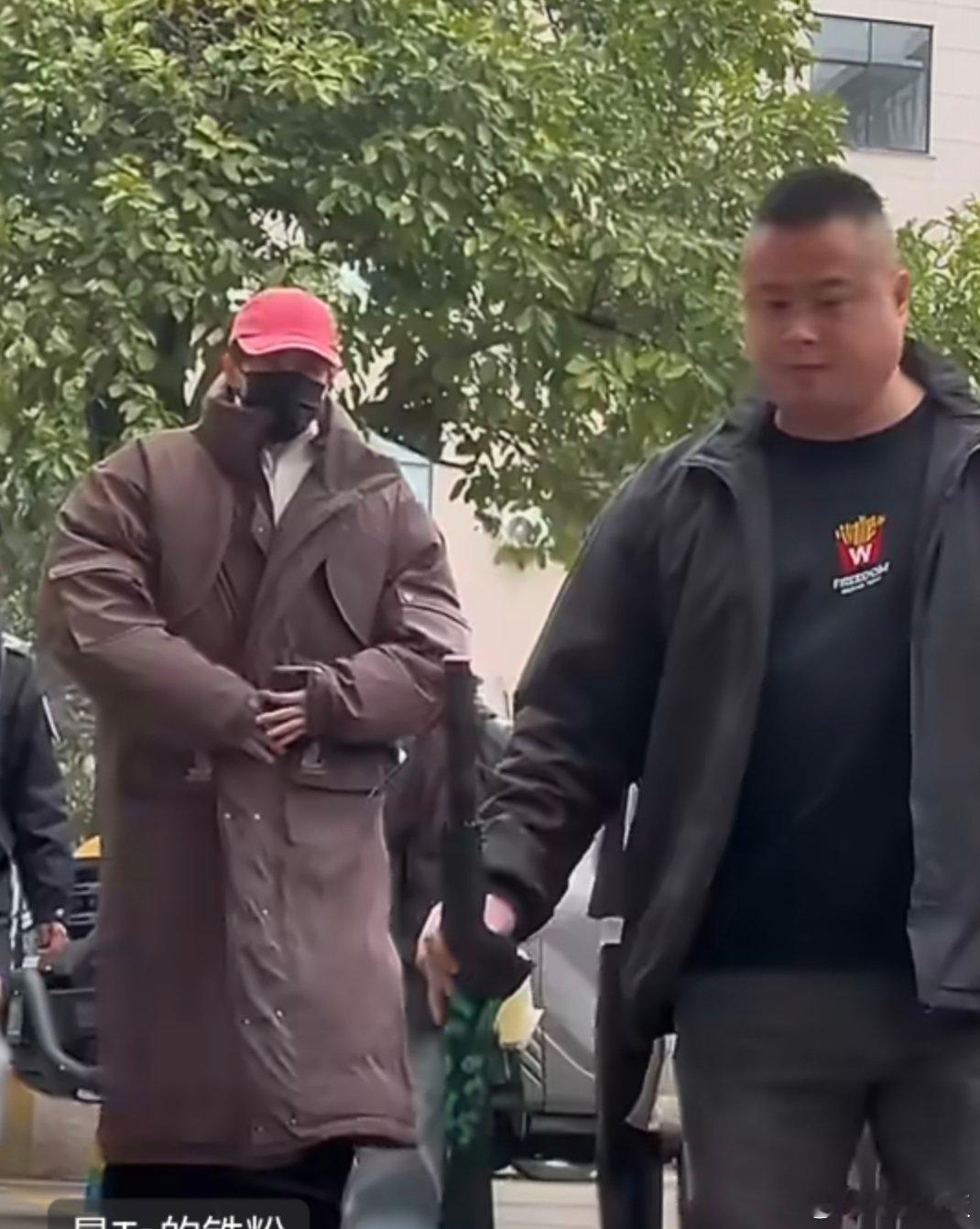 敖瑞鹏横店上班敖瑞鹏横店进妆上班敖瑞鹏横店进妆上班，哇塞哇塞，