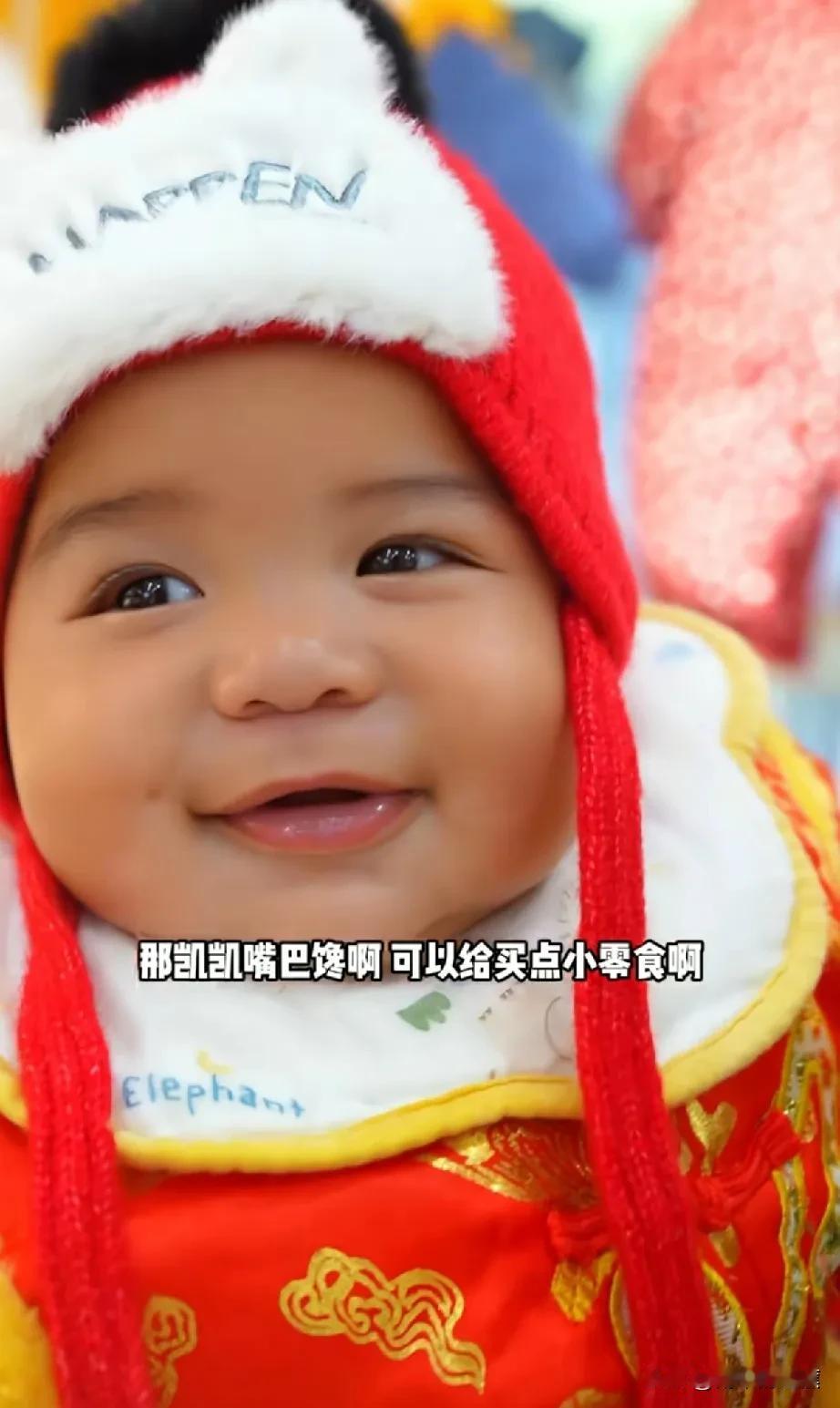 爷爷奶奶把凯凯带得太好了，养得肉乎乎，白胖胖，干干净净的，真不简单[赞]。
现在