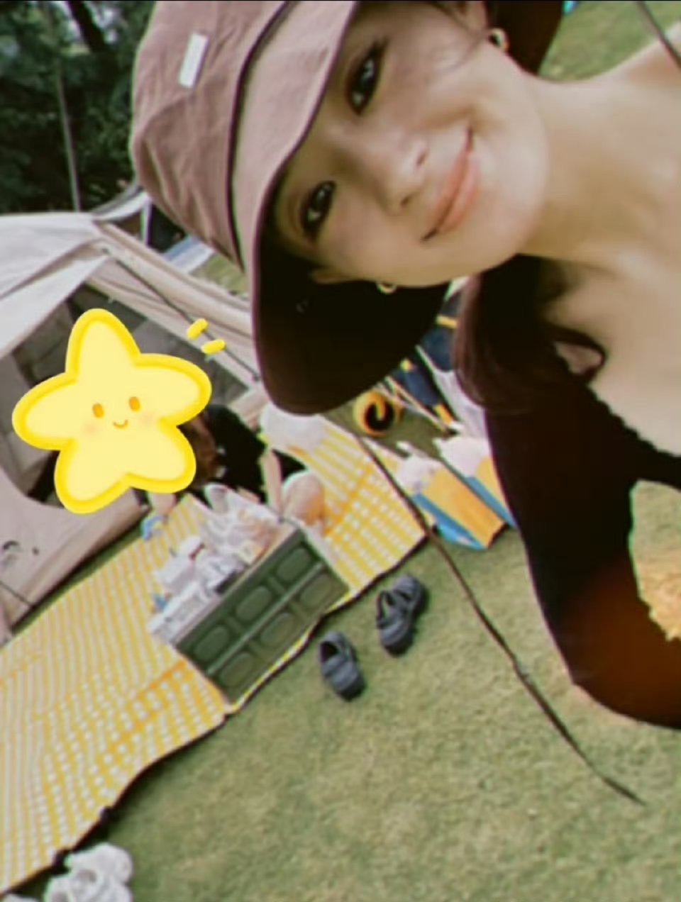 #赵丽颖渔夫帽自拍# 赵丽颖是帽子大户吧，棒球帽，毛线帽，毛毛帽，贝雷帽，剧里的