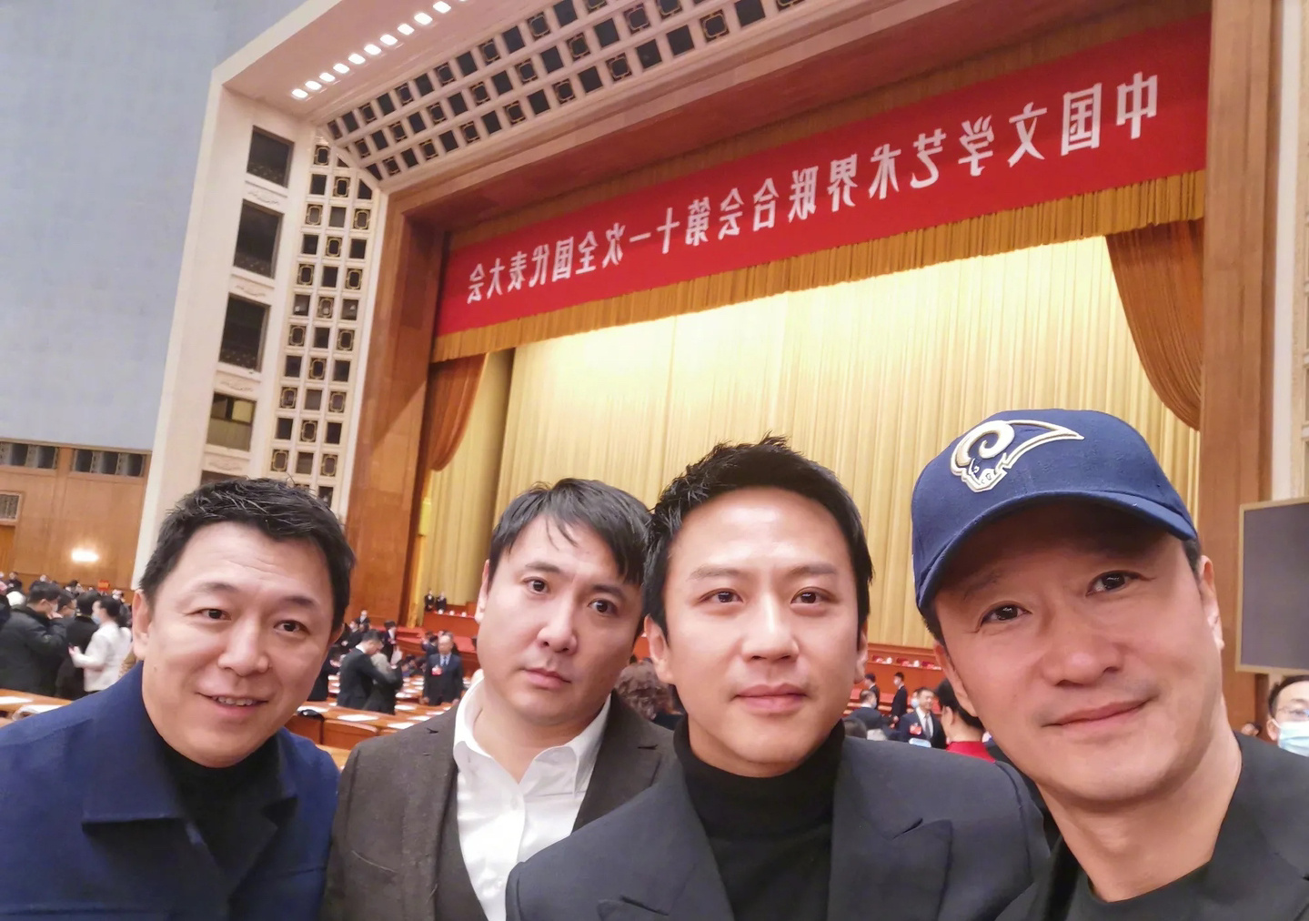 这四个人在一起就有一种莫名的喜感，特别是沈腾一本正经的搞笑[笑cry] ​​​