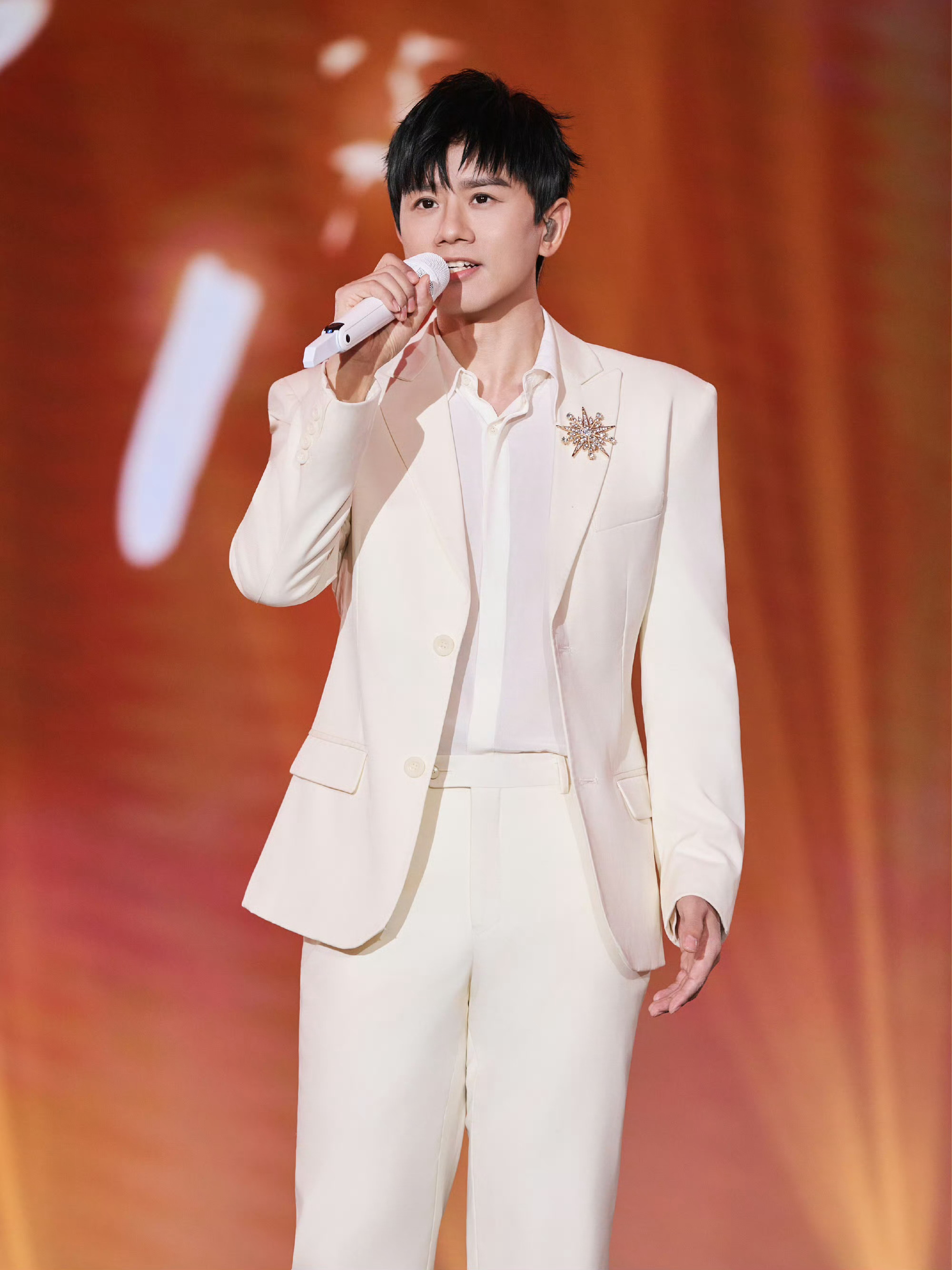 张杰献唱电影频道开播30周年今日在电影频道开播30周年推介发布活动唱响主题曲《电