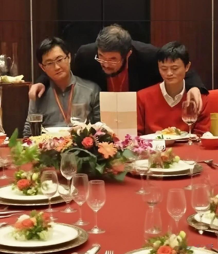 饭局名场面：吴鹰站后面，一手搭马云一手搭马化腾，俩人的表情亮了
 那次聚餐的饭桌