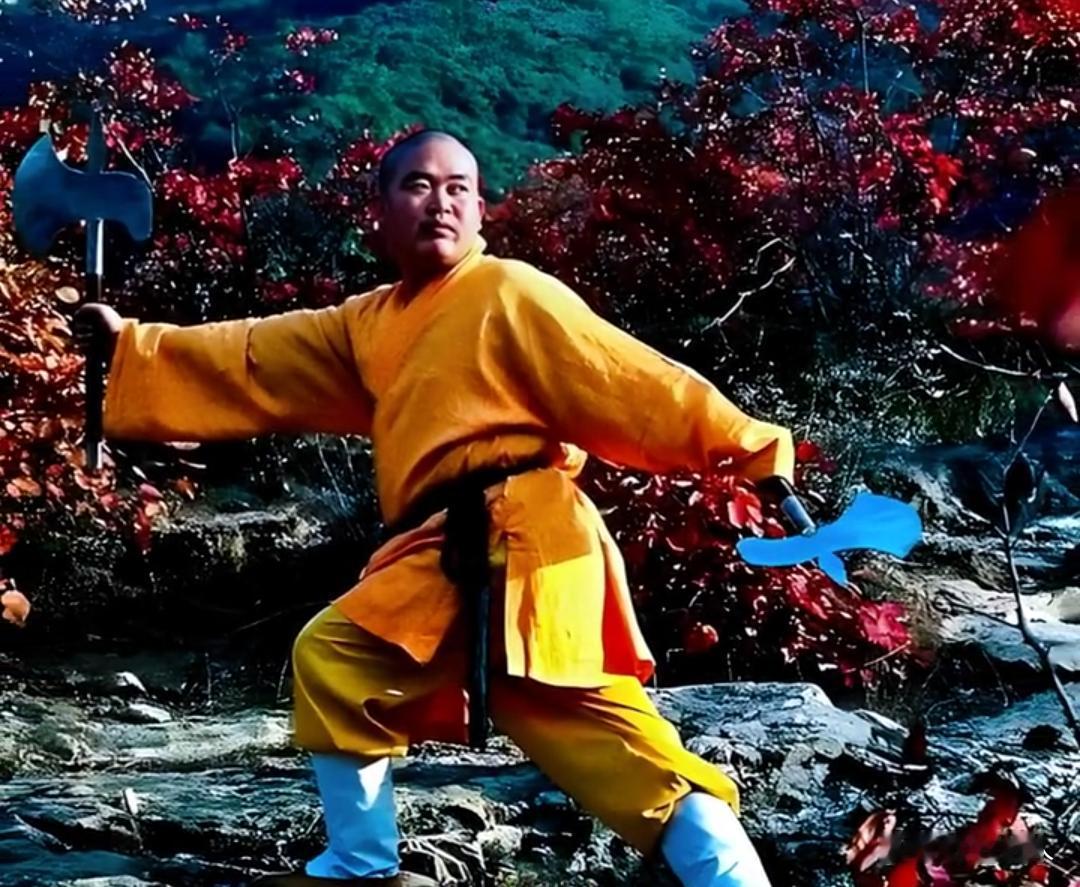 2005年，释永信手持双斧在后山练功的场景。看起来非常的威武霸气，谁曾想到最后没