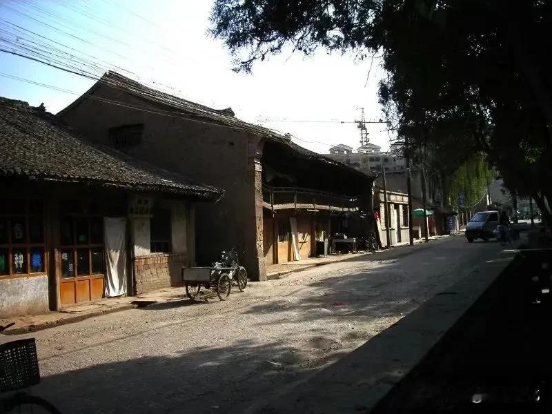 走北关

走北关，一不小心
就会邂逅老城的过去
穿过“仰弥高”的头天门
就到“李