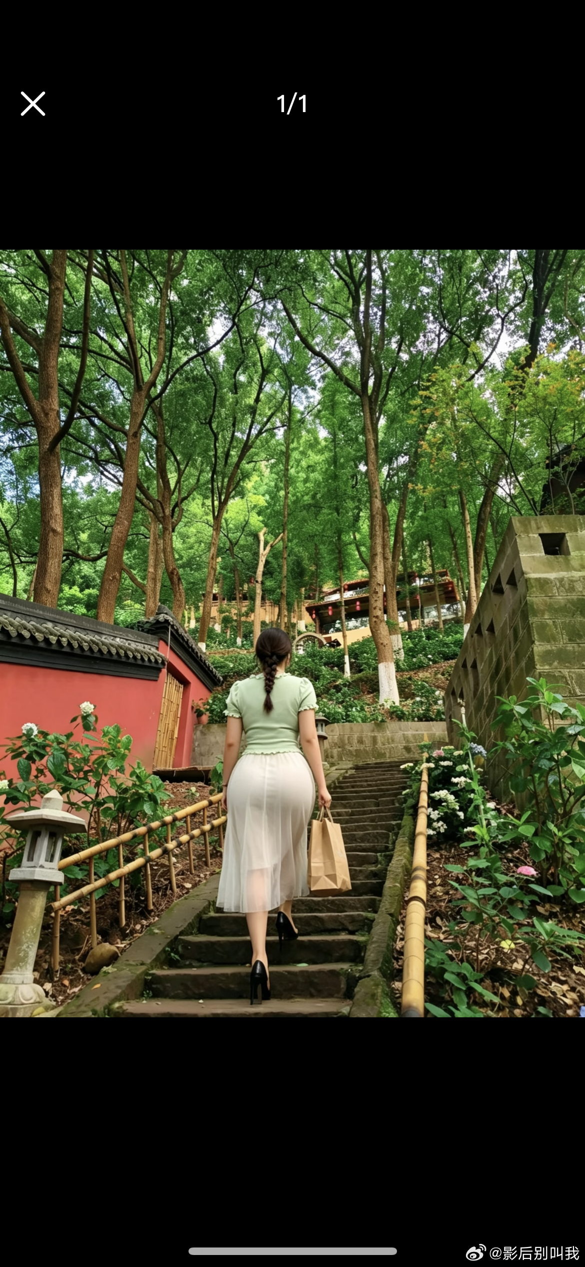 漫步山林，远离人间喧闹钻进山林间的古径，满目苍翠层层叠叠。红墙藏在绿荫深处，石阶