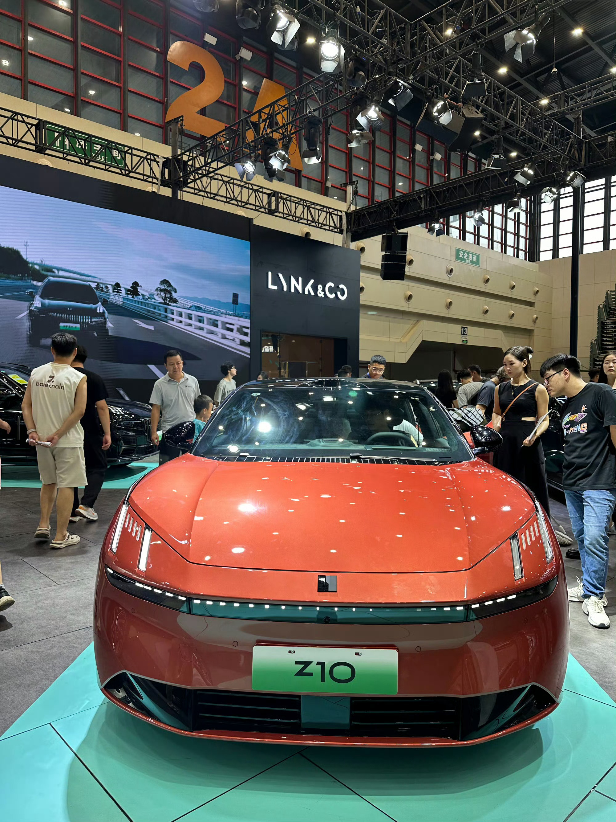 领克Z10，以光为笔，勾勒都市新旗舰的优雅轮廓。贯穿式尾灯点亮先锋气场，溜背线条