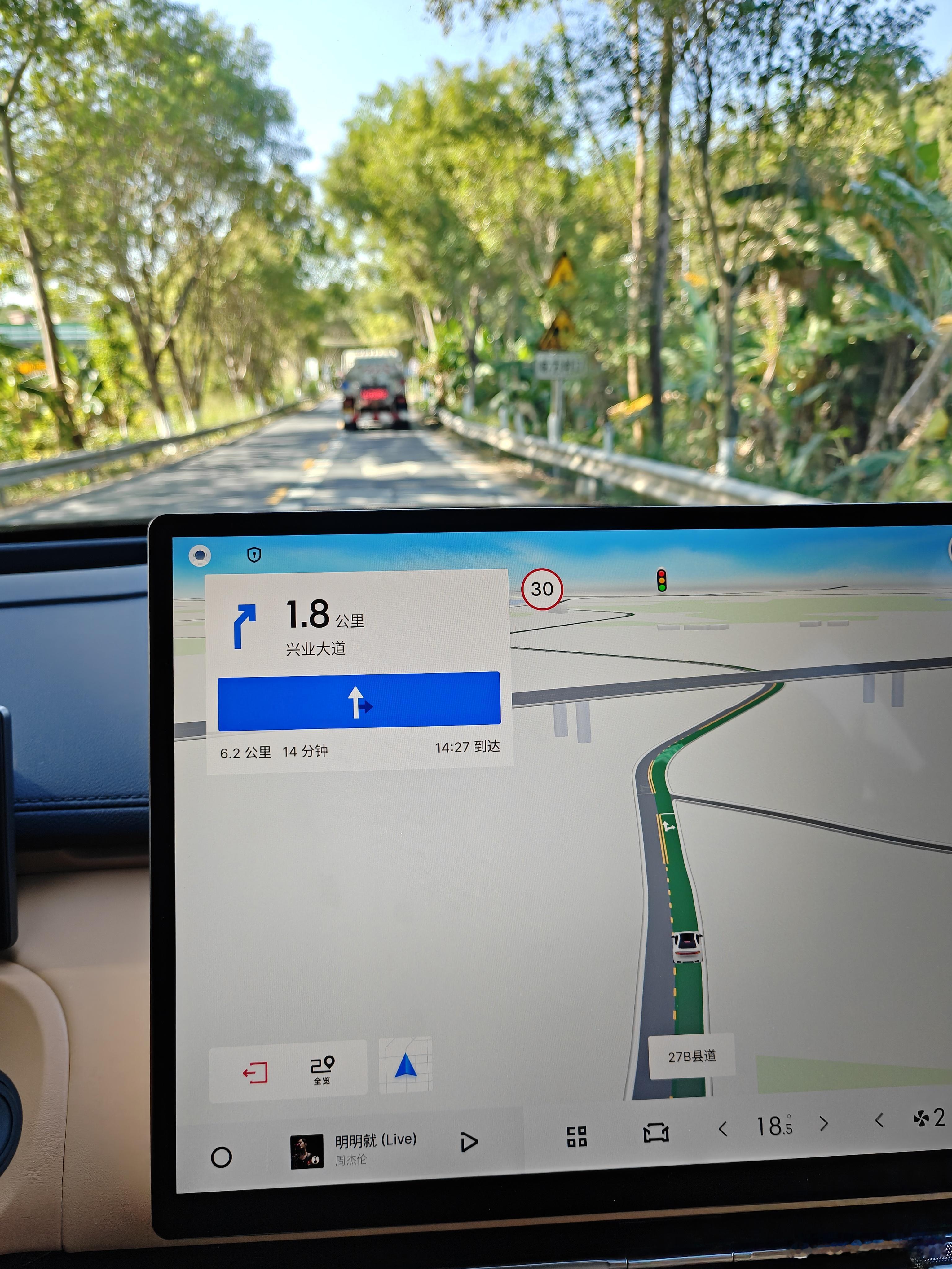 现在的导航提示好犀利，就是这种小路，它会提醒不要超车，对向有来车，关键过了十秒真