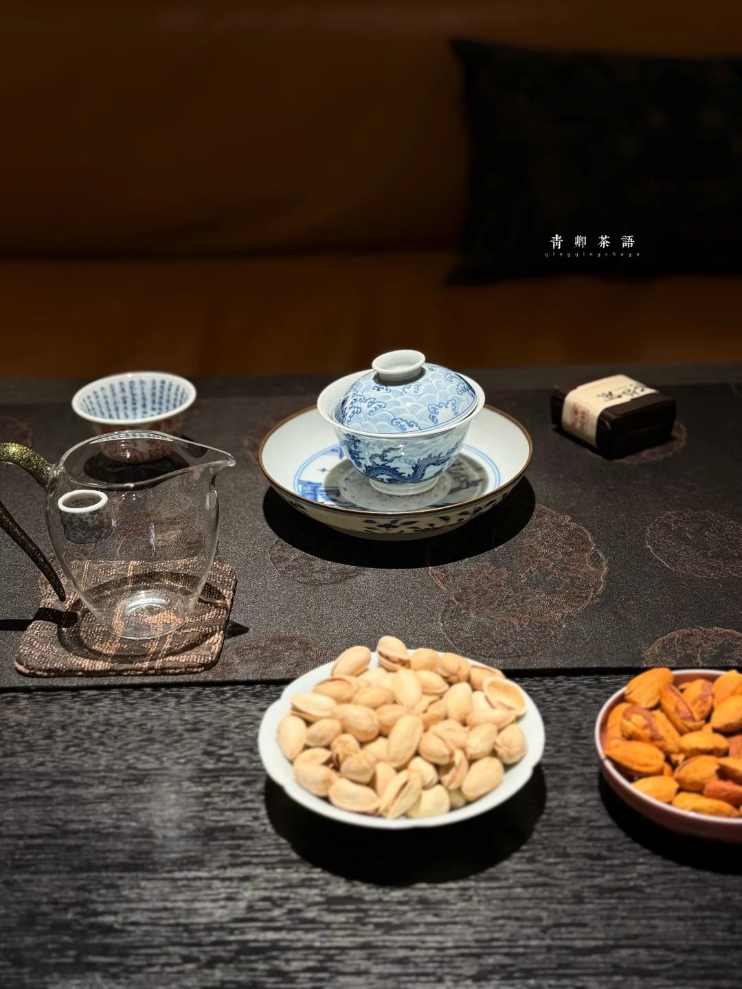 龙纹映盏，云浪生瓷； 肉桂凝香，水帘藏韵。