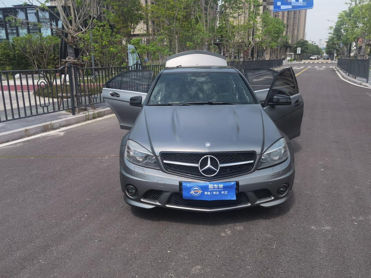 普通人：毁车，霍霍车；
有钱人：玩具，就要玩尽兴，玩废了就扔！
面对一辆暴力改装