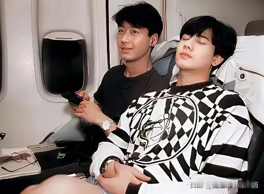 很多人说年轻时候的黎明是四大天王里又高又帅的一个帅哥，但这张照片中可以看出旁边的