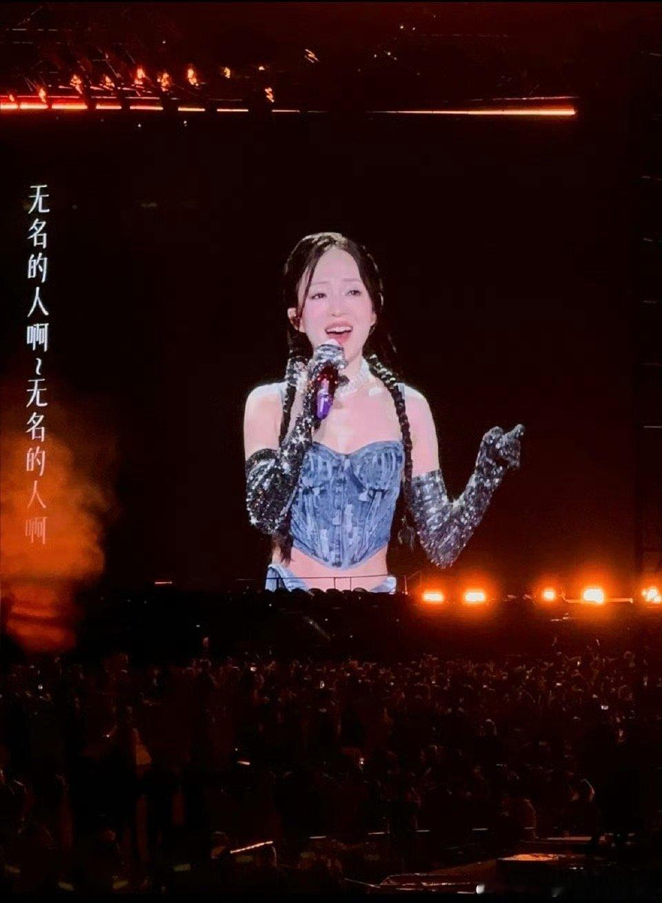 张韶涵演唱会不慎摔倒张韶涵 摔倒张韶涵“觅光”巡演台州站惊喜开唱！现场气氛热烈，