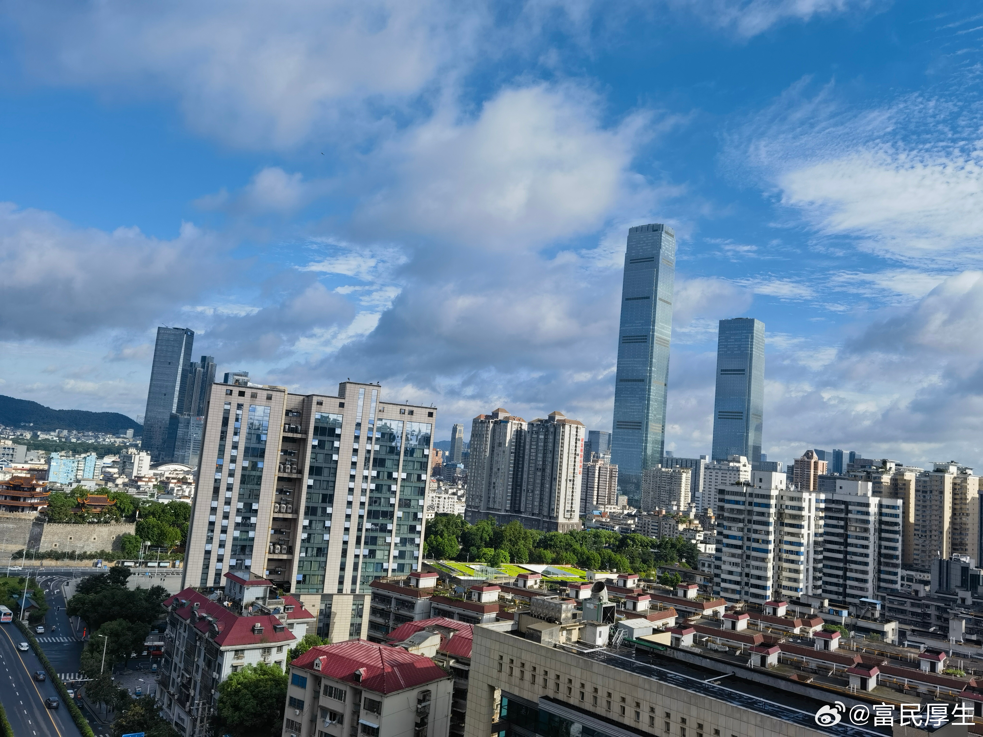 今年第一个台风“美莎克”过境后，天蓝云白明亮的早晨。超强台风“巴威”不会影响湖南
