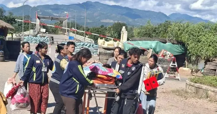 缅甸昔卜大桥封锁三周，急救病人怎么办，从救护车上爬过去？