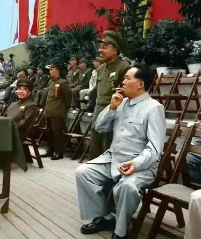 1952年，毛主席在军运会上留下罕见照片，朱老总满脸崇拜和欣赏

一张泛黄的老照