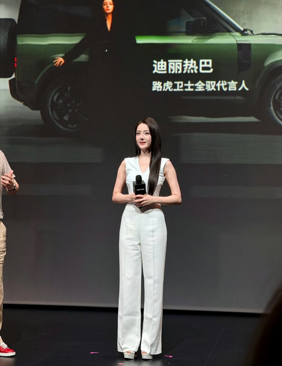 路虎卫士全驭代言人迪丽热巴这个代言人就是美 美到没边了 啊啊啊 顶级星光