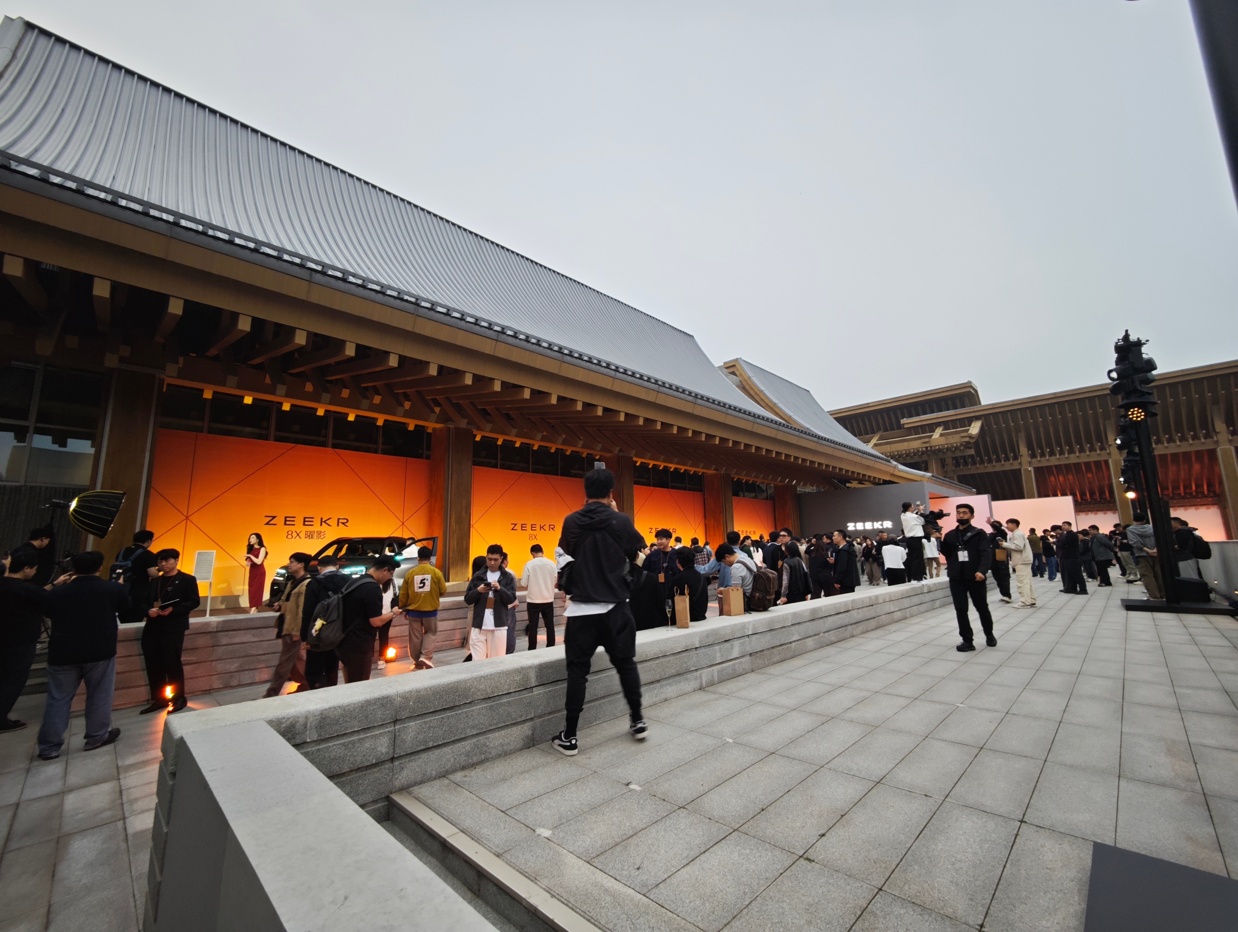 极氪8X这次活动规格不低，参加活动的媒体已经覆盖到全球了。就在这转了几圈，起码碰