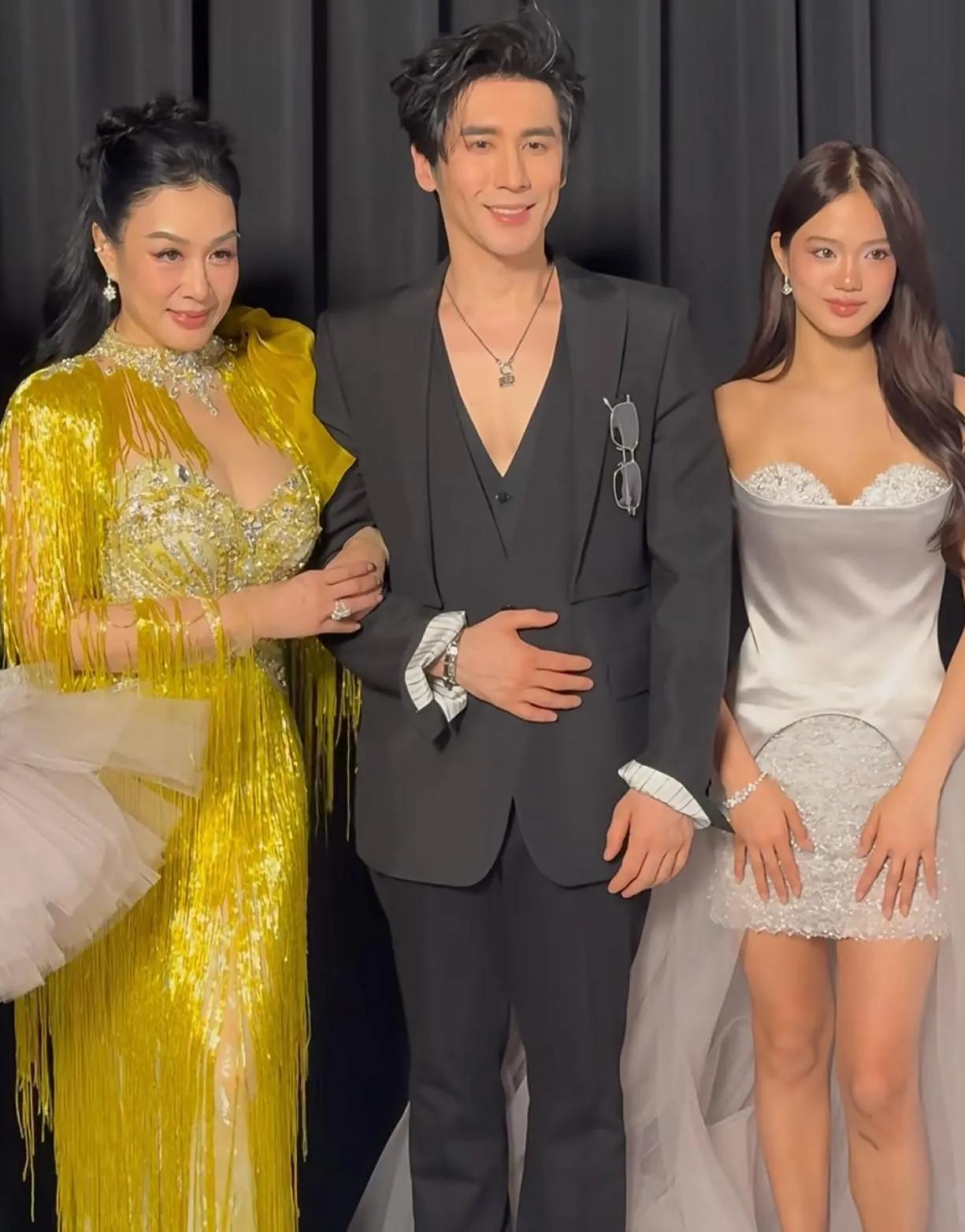 钟丽缇女儿走秀气场全开✨
 
钟丽缇的基因也太强大了！俩女儿T台首秀直接惊艳全场