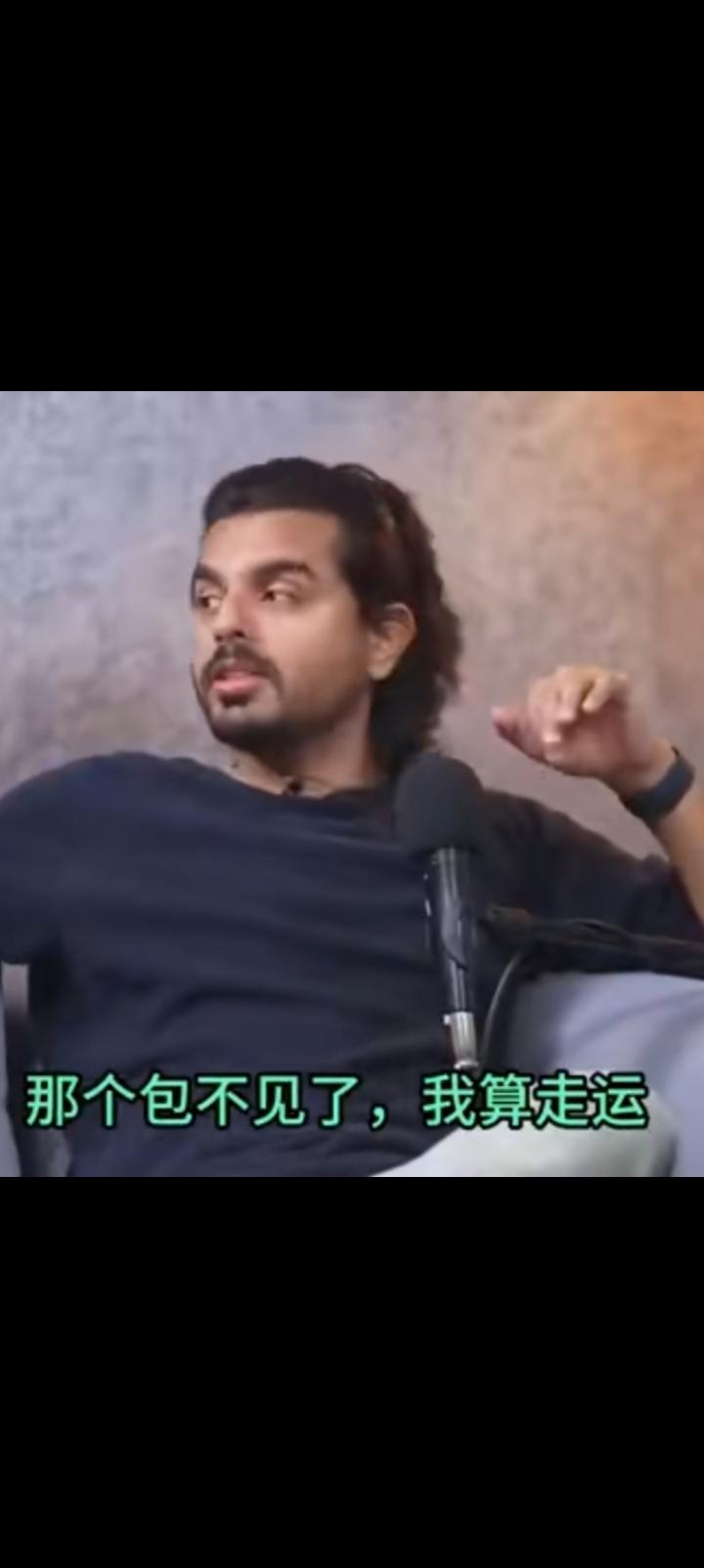 印度博主车被小偷撬了，钱包笔记本消失不见。
朋友提醒过他美国不安全，可他不听。