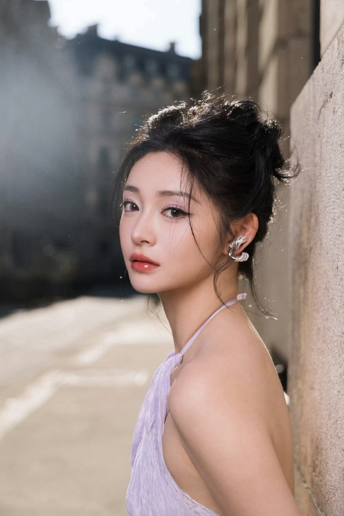 周洁琼裸背挂脖裙还以为周洁琼在巴黎拍电影 太喜欢周洁琼这种松弛自在的氛围感了！裸