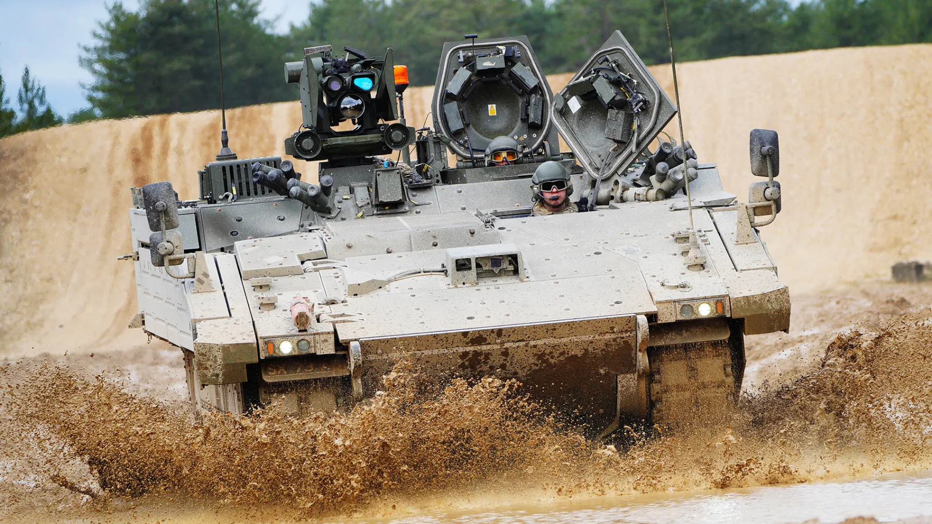 讲个睡前笑话，“驱动”TWZ网站报道，英国国防部宣布，英军阵中全新服役的“阿贾克