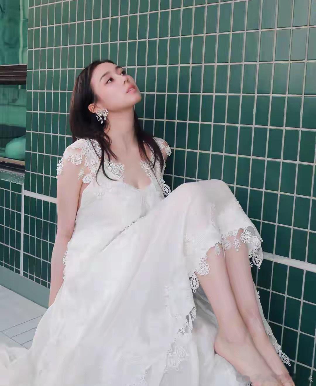 赌王的女儿何超欣，饱读诗书，气质迷人，身材绝美! 