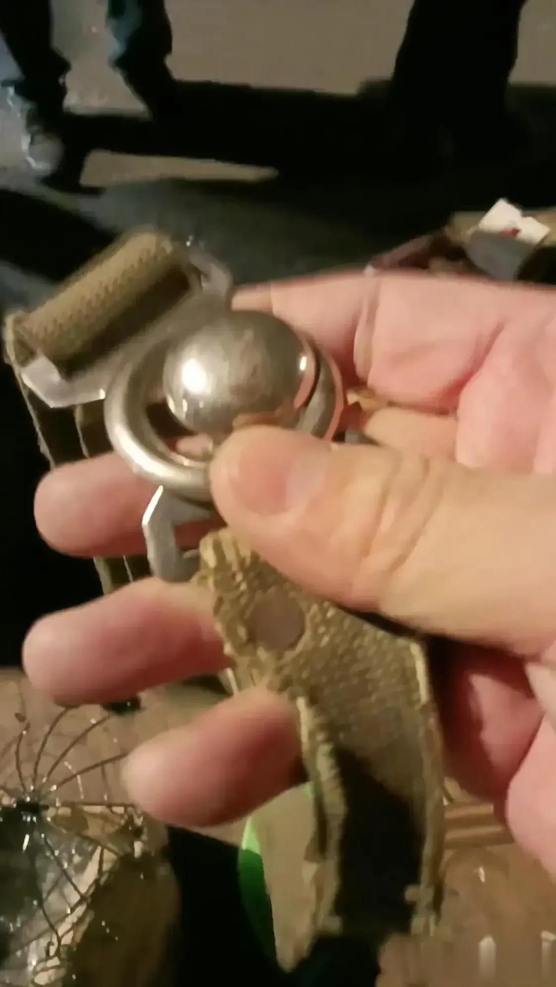 ⬇️图
我要拿出这个，阁下该如何应对？
六七十年代，如果能入手这样的一个宝贝，那