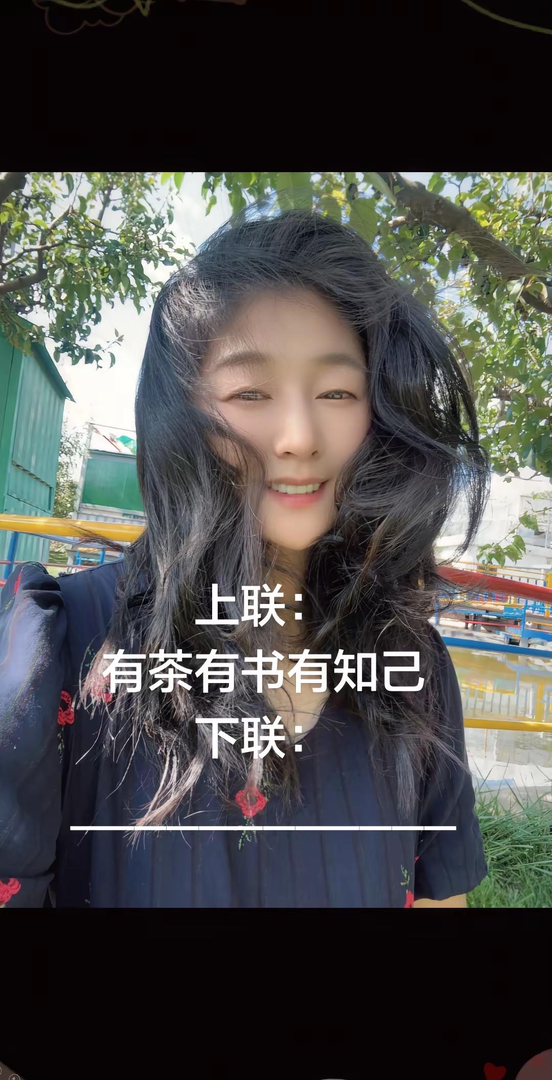 照片存着不发会过期 旧照重发的意义 户外卷发随拍 微风发型秀 户外长发造型