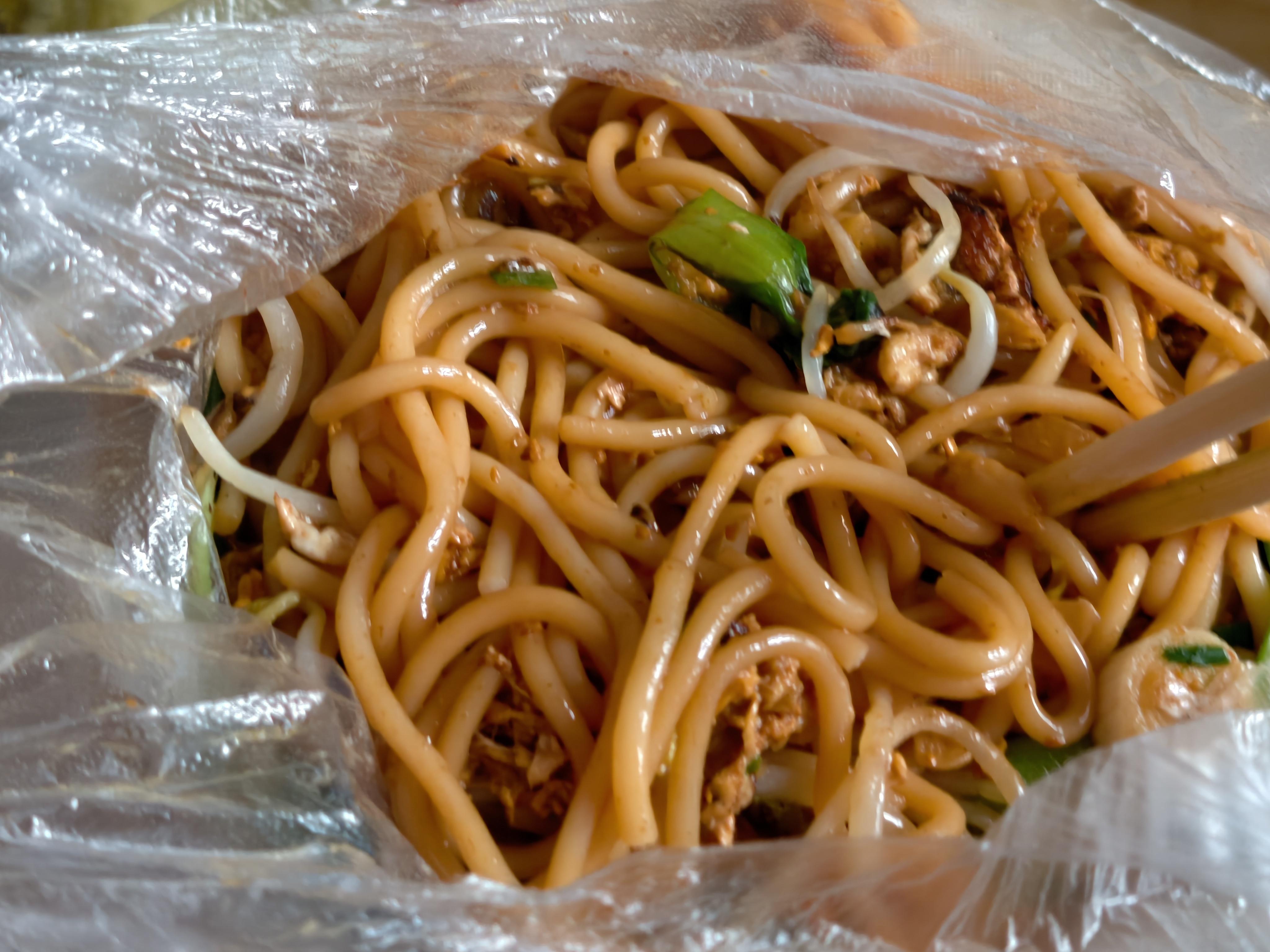 在江西，早餐基本上酒安排吃炒米粉了我老丈人早上出门去买的，给我的这份加蛋加肉，但