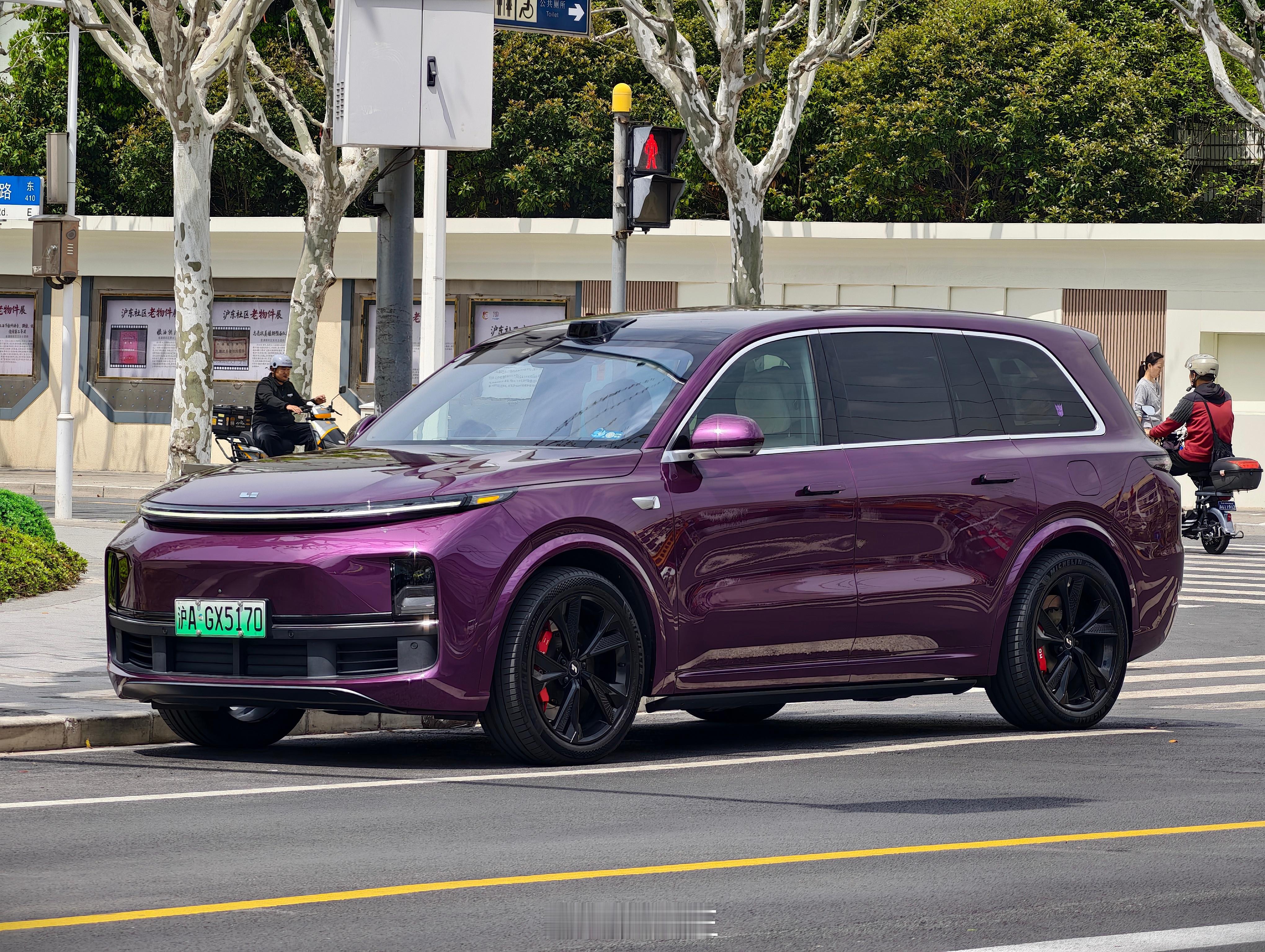 新旧基佬紫L9同角度对比（图一图源水印，图二图源）。很明显，新L9前脸线条更简约