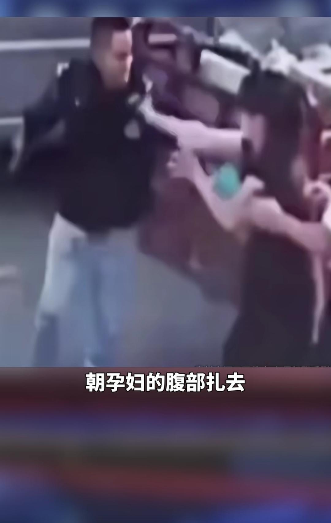 一位怀孕数月的孕妇，在广场与一名黑衣男子起了口角。
男子突然抽出随身携带的匕首，