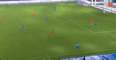 济南人真牛！连续两次干倒莫伊塞斯，勇气可嘉不？关键是裁判更得[赞]，脑短路，自己