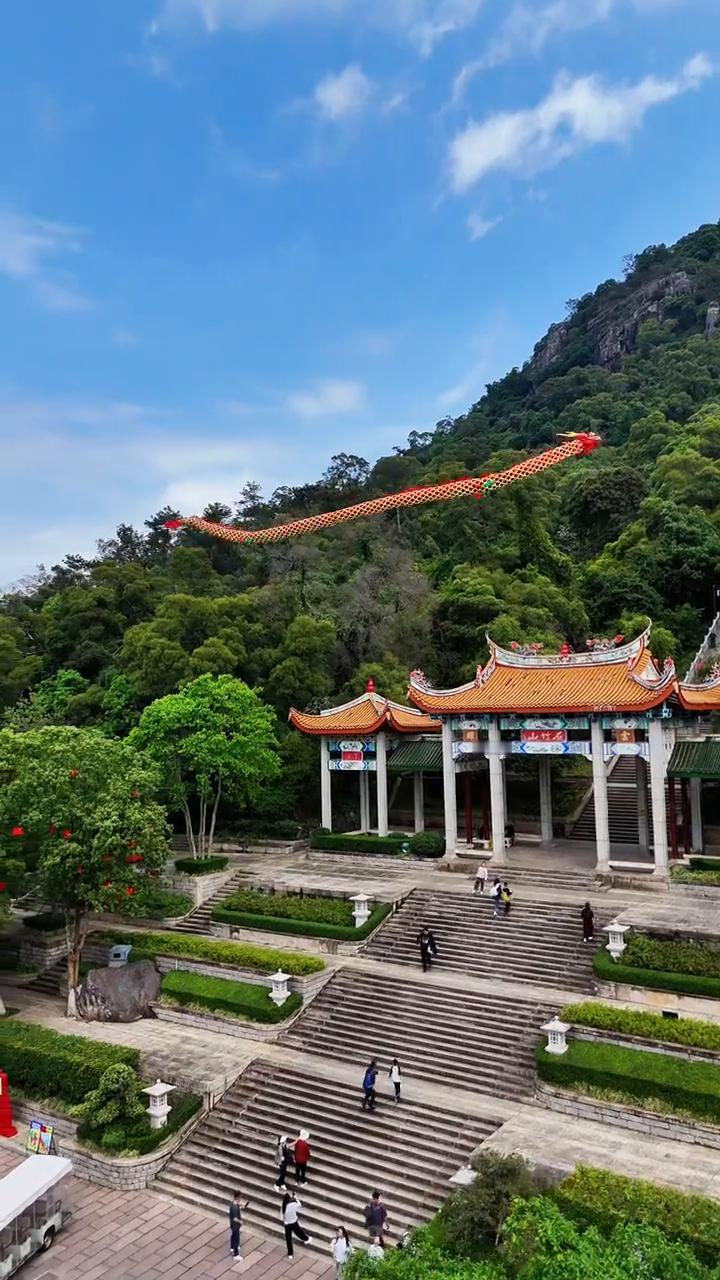超人探店：石竹空中舞龙。
龙腾石竹映天际，吉祥如意满人间。福泰安康，所愿皆成。