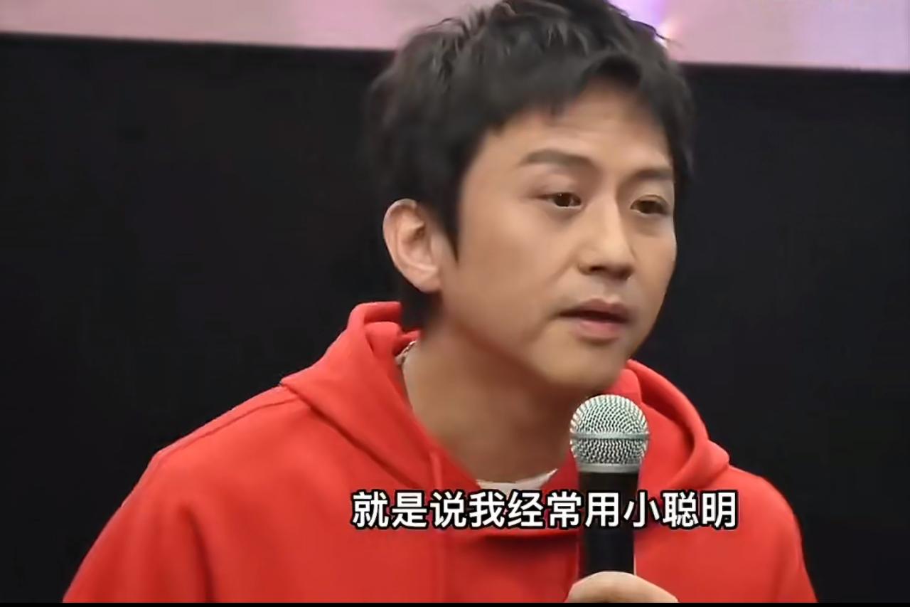 邓超说孙俪是他身边的老师。
在某个节目上，邓超说起了孙俪。
他说他从前经常以耍小