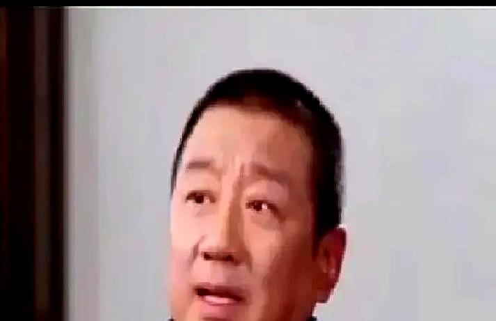 一个皇帝，竟然给臣子跪了！

丁勇岱演《琅琊榜》梁帝，膝盖落地前，肩膀先塌半寸，