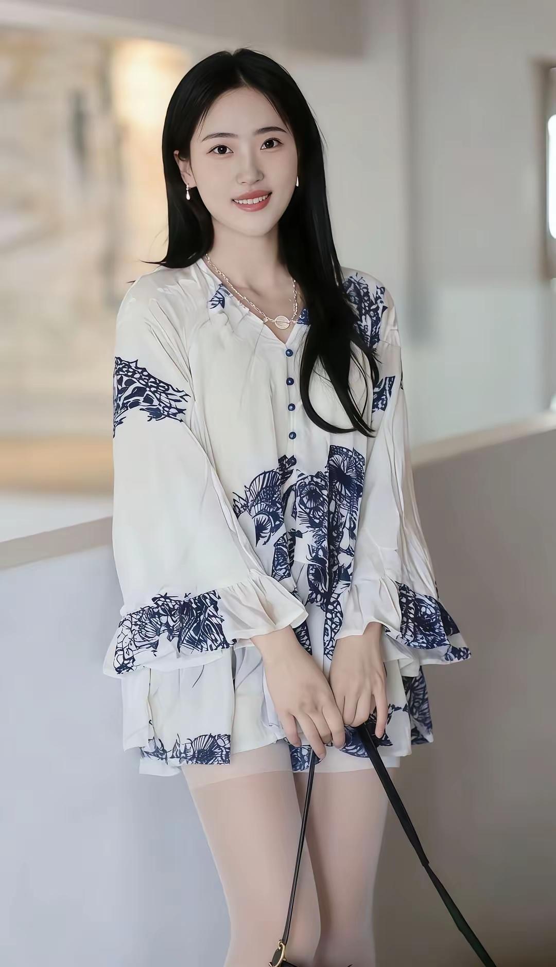 优雅气质穿搭，蓝白印花衬衫搭配黑色腰带，尽显时尚魅力！