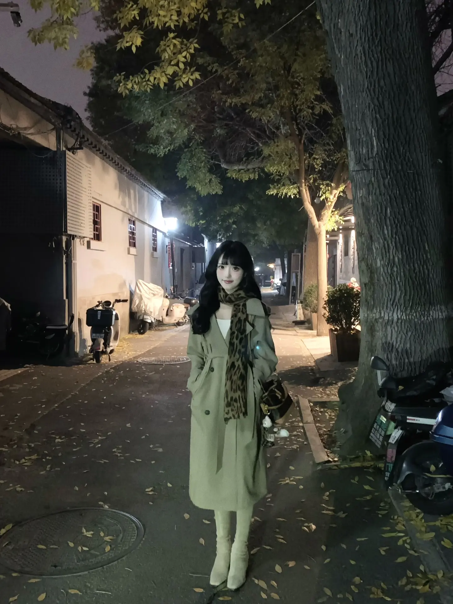 “人总会在夏天期待秋天🍂” 相册里去年北京的秋天 想念…