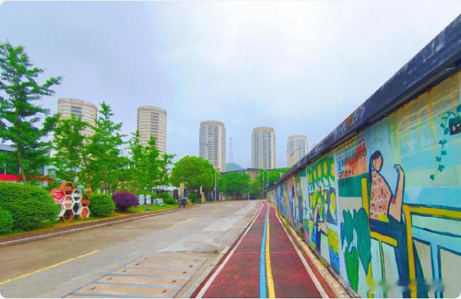 一墙一画台州椒江老城的新潮范 椒江枫山路打造沉浸式涂鸦步道，毗邻老粮坊文创园，古