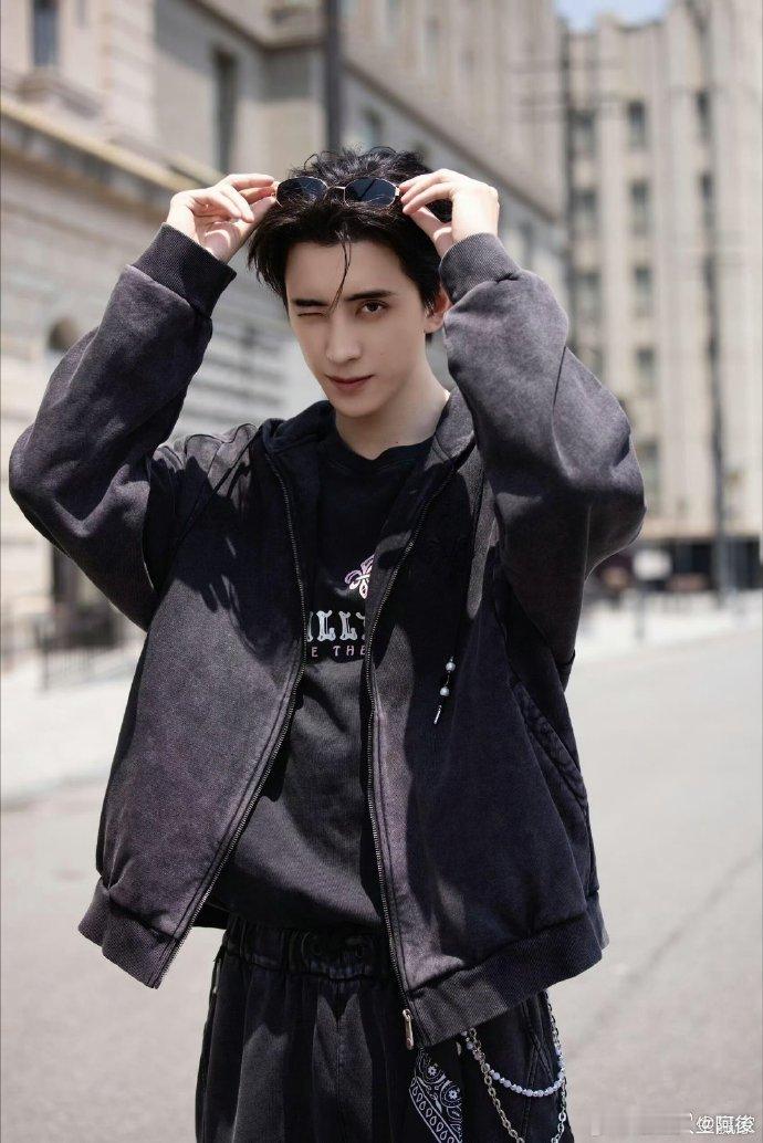 敖瑞鹏高级感十足 188cm 身高搭配宽肩窄腰绝佳比例，敖瑞鹏把灰色镂空西装穿出