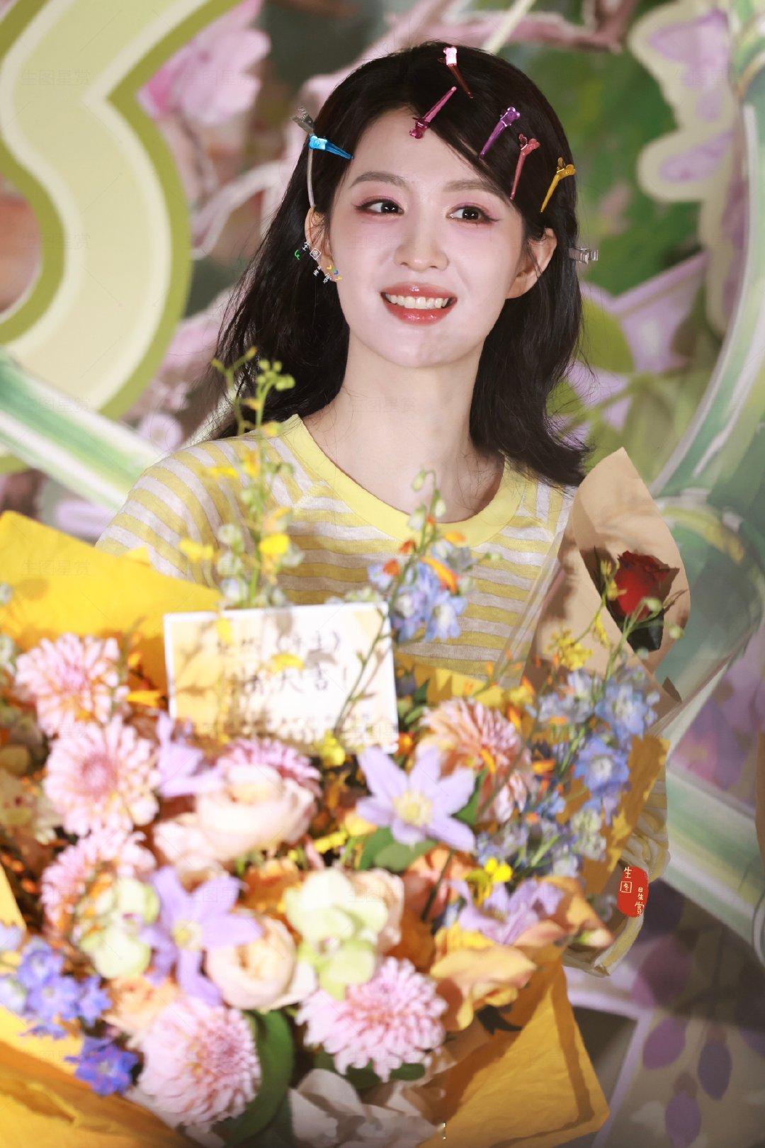 王楚然今日浮生 杀青快乐！嘟嘟嘴敲可爱的Chuan💛王楚然才是真的富贵花王楚然