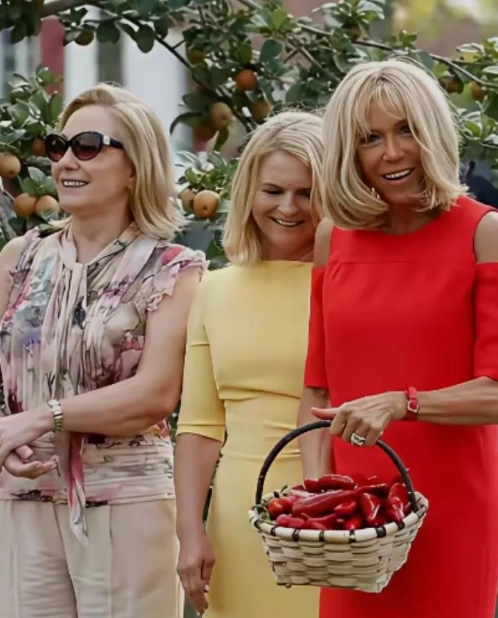 布丽吉特和朋友去采摘，单说衣服，两位朋友穿着太随意，还是布丽吉特比较有品位，再就