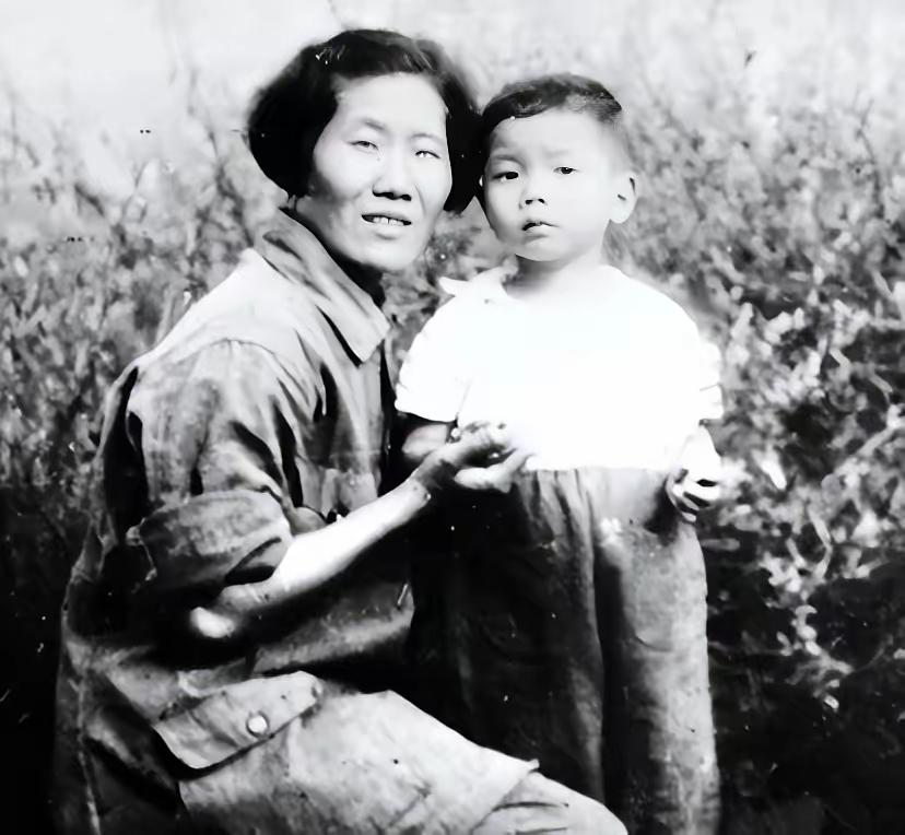 1943年，中共创始人陈潭秋被秘密处决，妻子在狱中生下遗腹子，后改嫁开国将军，新