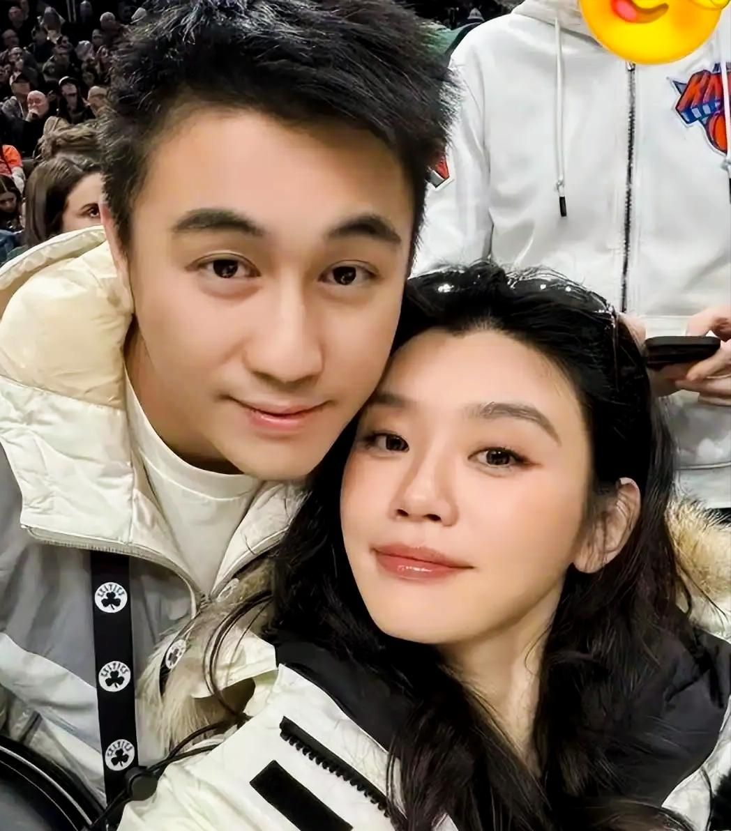 奚梦瑶与何猷君的婚礼请柬，因将女方名字置于男方之前，在网上引发热议。这对2019