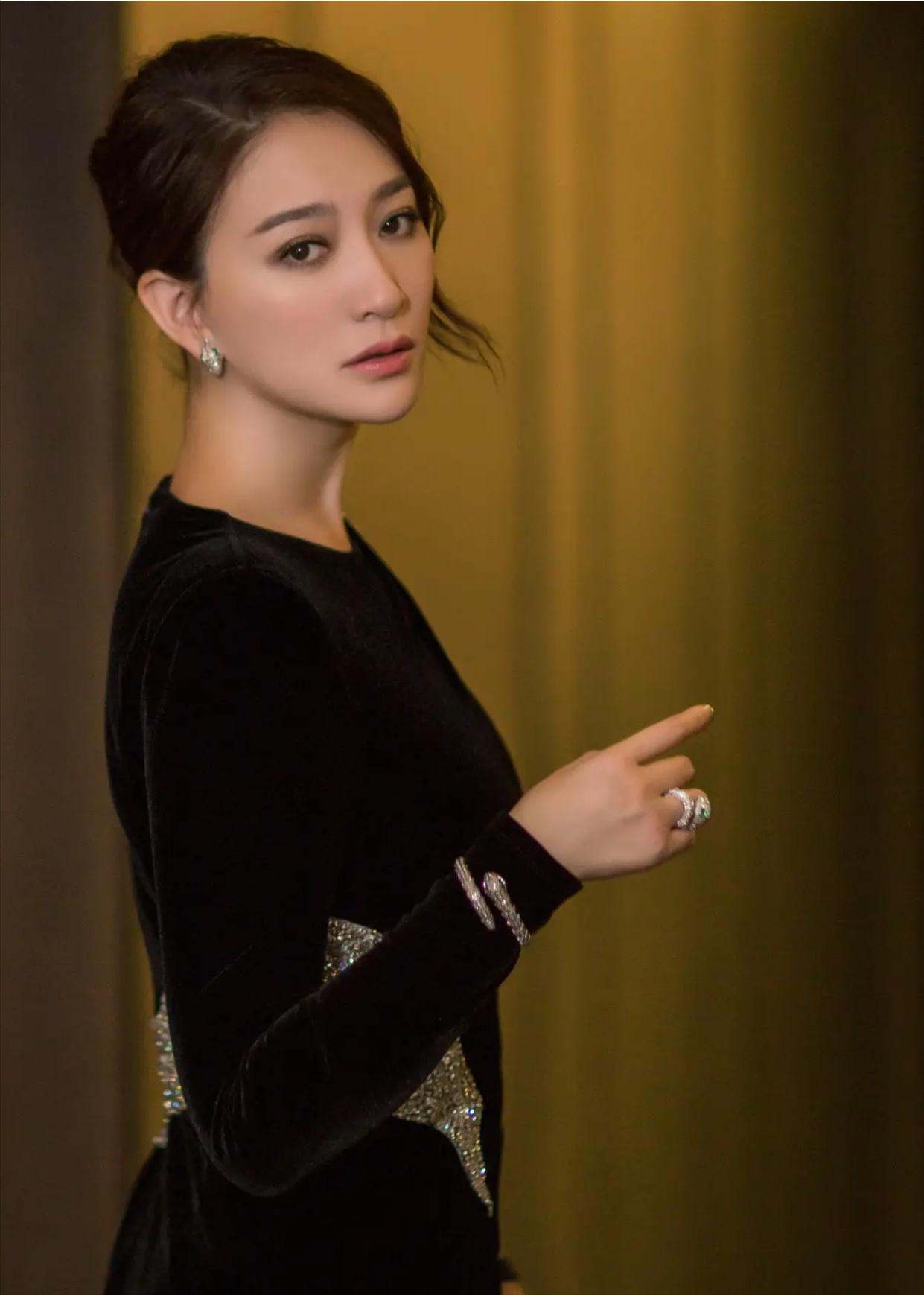 演员，李小冉说，我是一个舞蹈演员，老师一说，来，我们准备，这些学员就得挺直身子，
