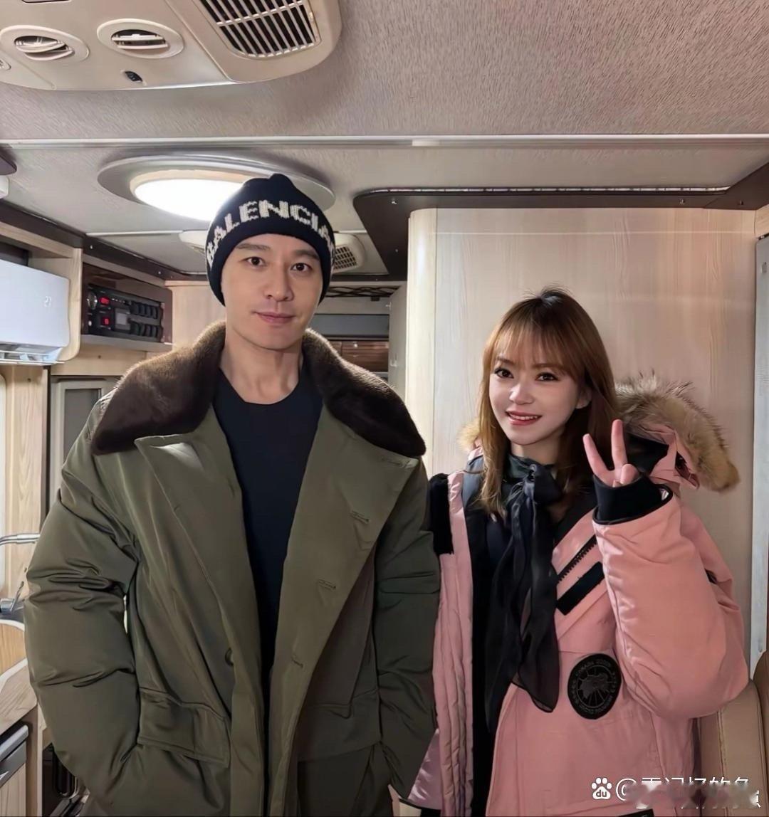 黄晓明身旁的小姐姐也太亮眼了吧！颜值气质双在线，瞬间抓住视线 